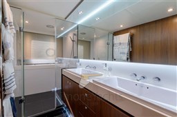 Princess Yachts 72 - Vip head
