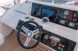 Princess Yachts 72 - Flybridge helm