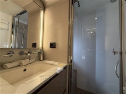 Azimut 72 Fly - Guest head