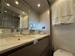 Azimut 72 Fly - Vip head