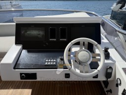 Azimut 72 Fly - Helm on fly