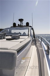 VERVE 42 side Walkway