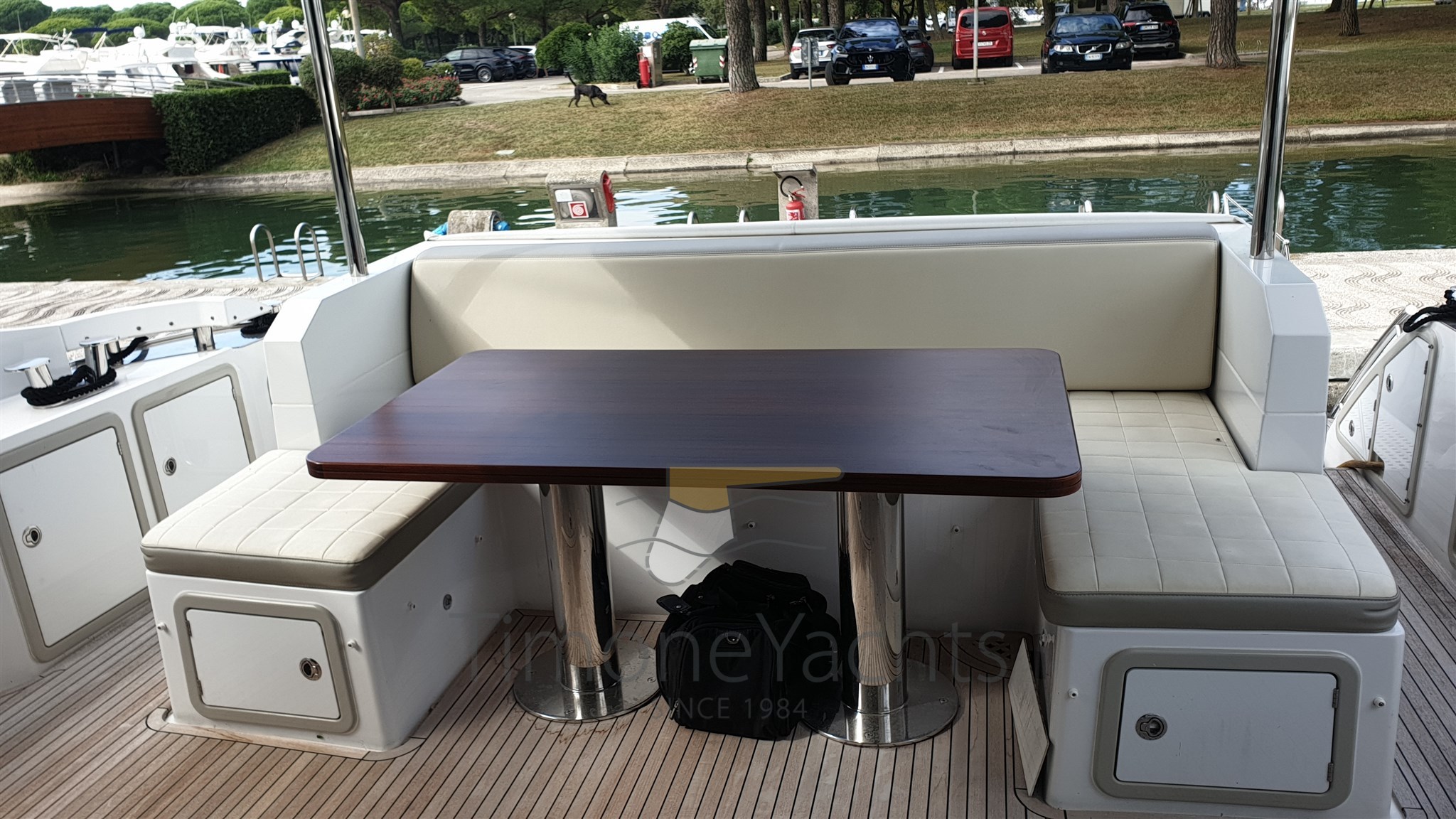 Azimut 66 Flybridge - Cockpit