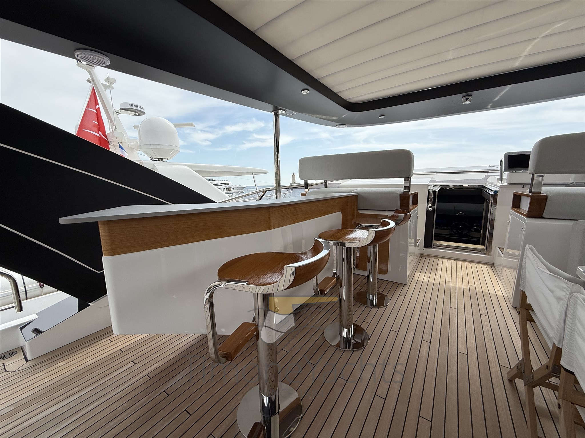 Azimut Grande 27 M - Wetbar on fly