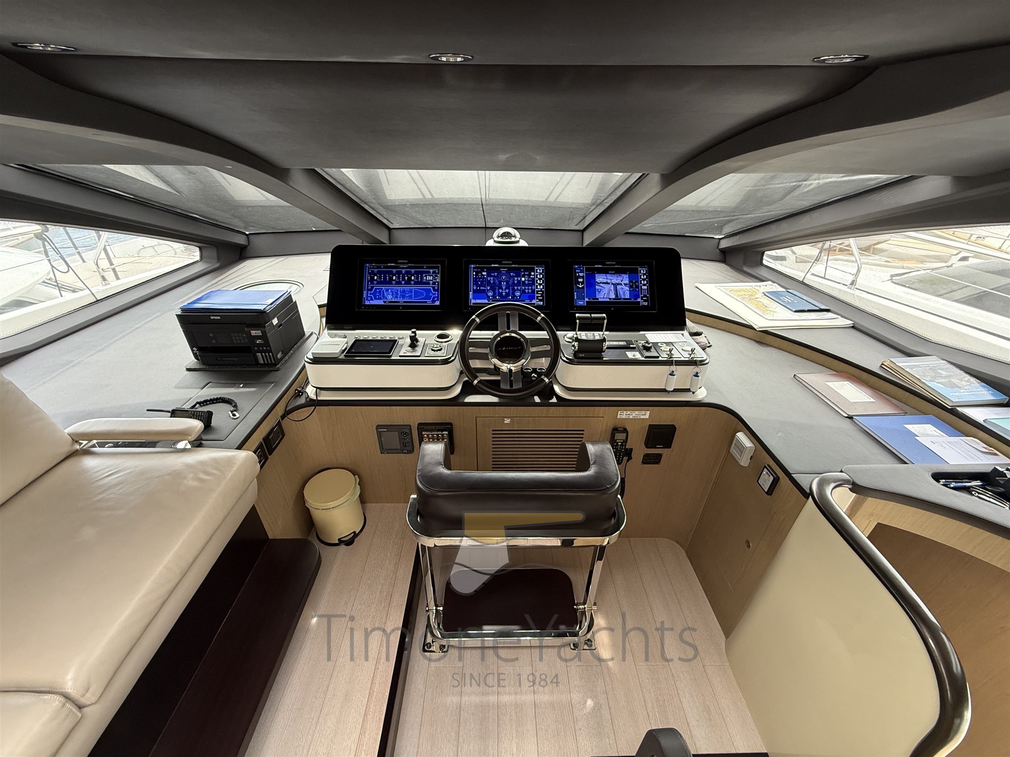Azimut Grande 27 M - Helm