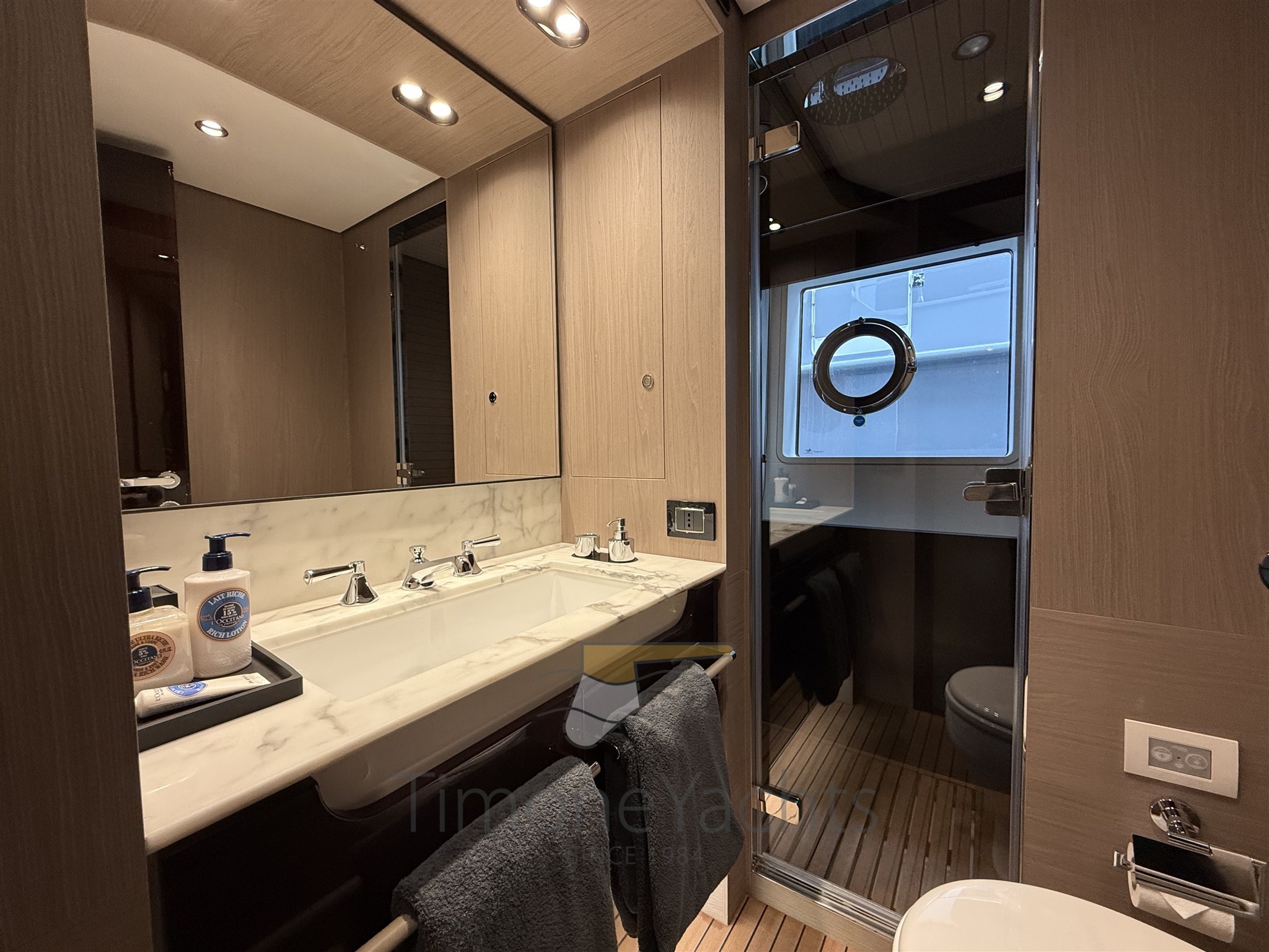 Azimut Grande 27 M - Vip Head