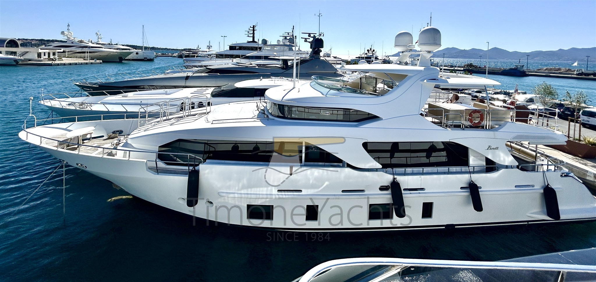 Benetti Delfino 93