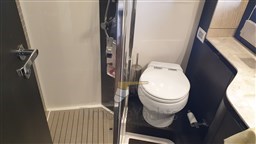 Azimut 66 Flybridge - Head