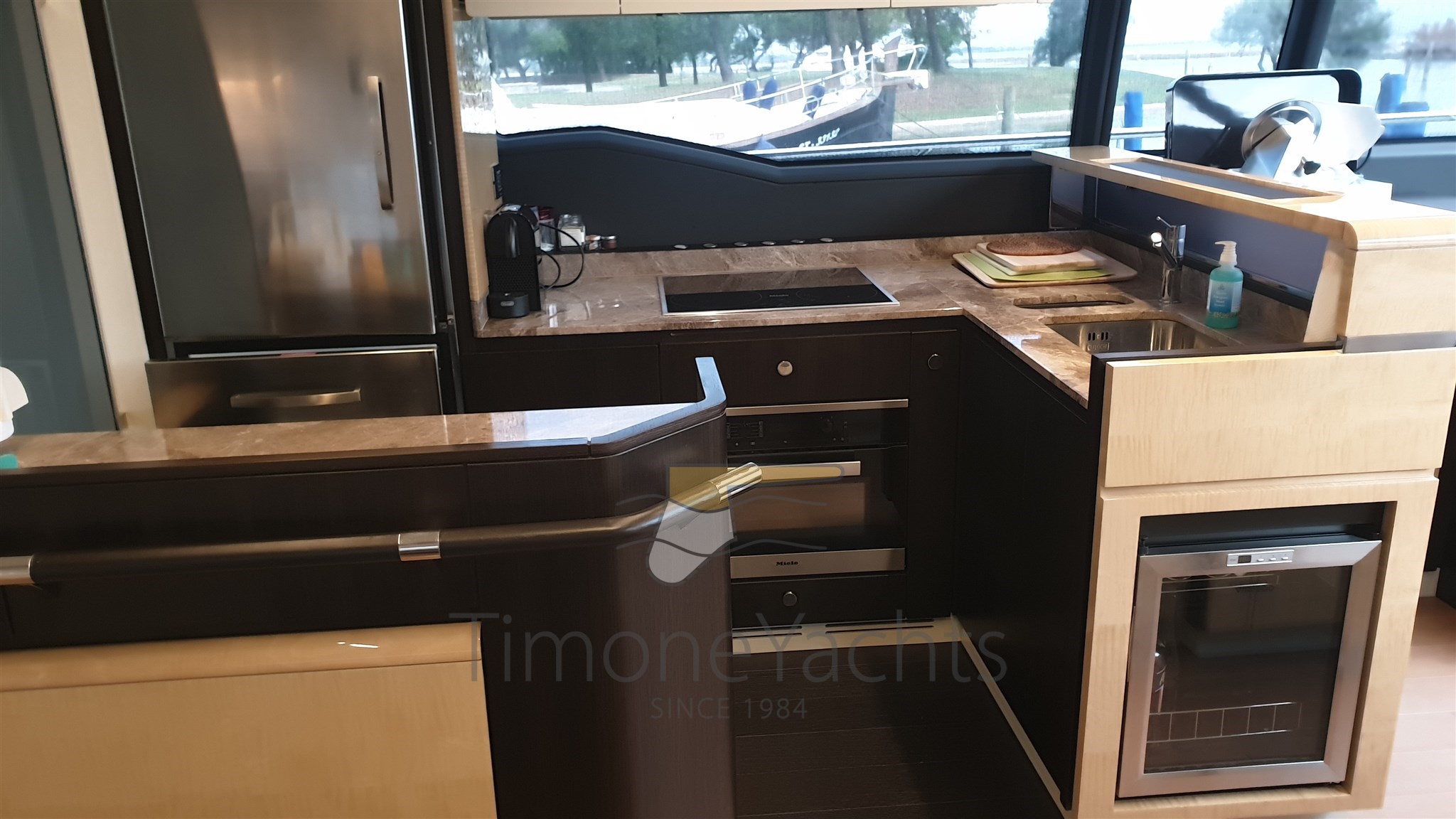 Azimut 66 Flybridge - Galley