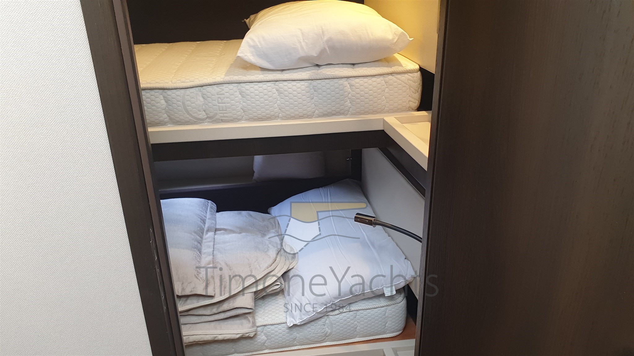 Azimut 66 Flybridge - Crew cabin