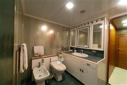 f54489d0-f141-11eb-b760-ad3d022d383c-EMERA-Superyacht-for-sale-charter-18.jpg