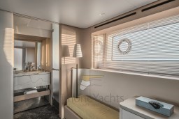 AZIMUT FLY 68 INTERNI CABINA ARMATORE