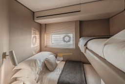 AZIMUT FLY 68 INTERNI CABINA OSPITI