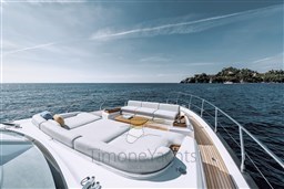 AZIMUT FLY 68 ESTERNI PRUA