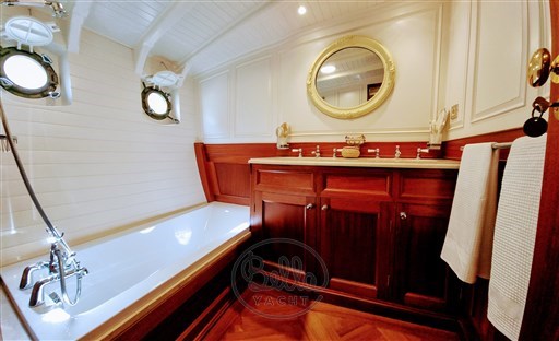 BELLA YACHT - MATHIEU GUEUDIN -BUY A YACHT -VINTAGE YACHT - LUXURY YACHT - YACHT A VENDRE - 1YACHTFORYOU.jpg (46)