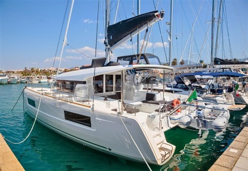 Lagoon 40 (1)