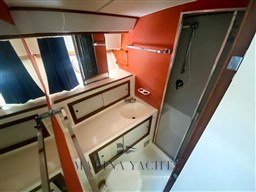 Bertram 35 Fly - Marina Yachts  (11) (Personalizzato).png