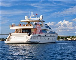 Superyacht di lusso sotto il cielo blu