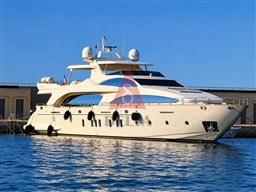 Yacht di lusso al porto