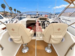 Cabina di pilotaggio Jeanneau in marina