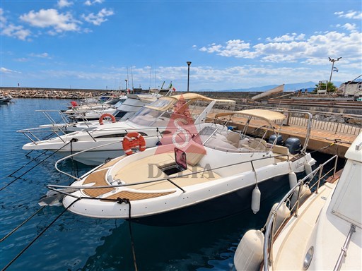 Marina mediterranea con barca Vittoria