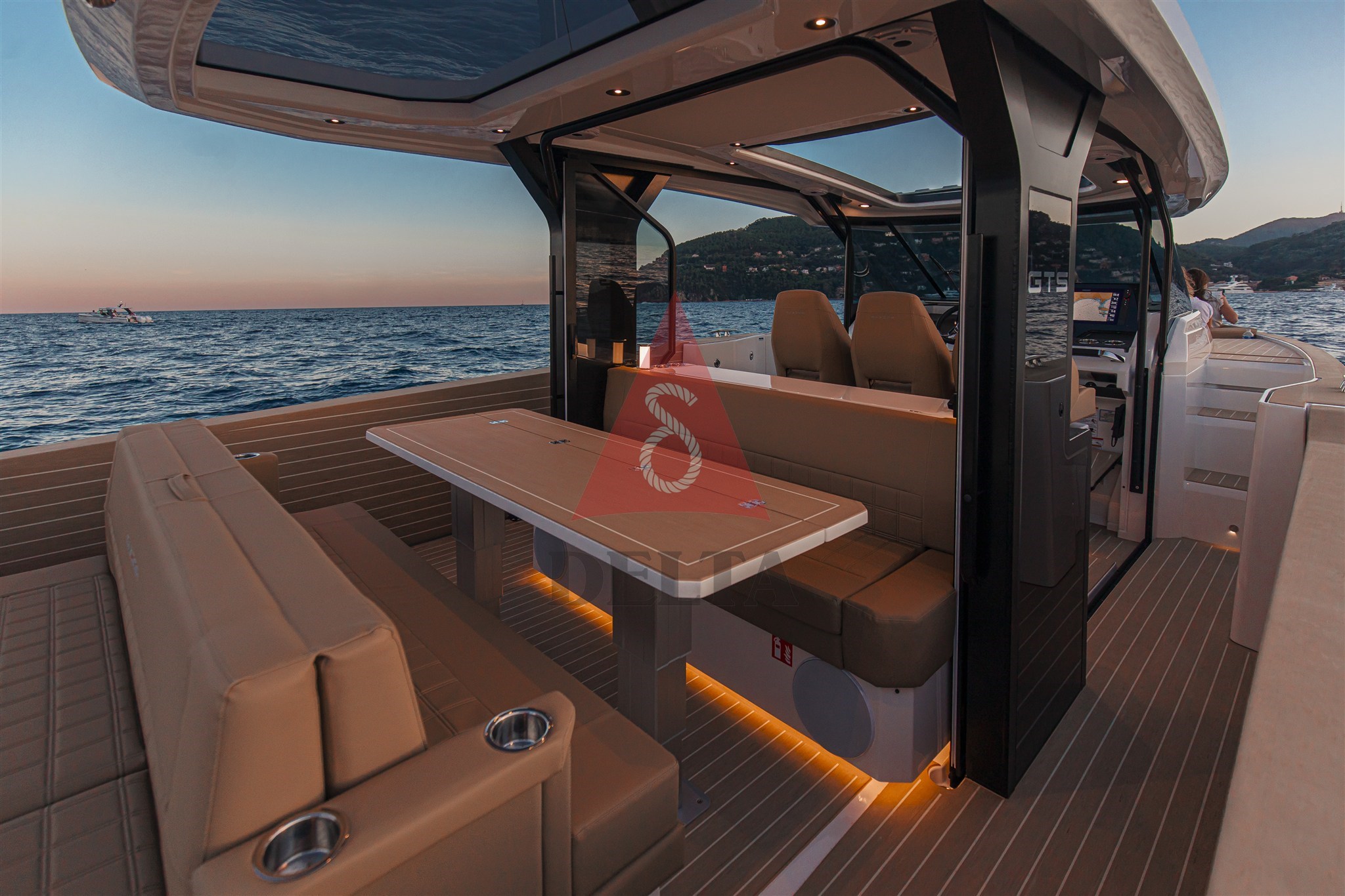 Saxdor 400 GTS cockpit dinette