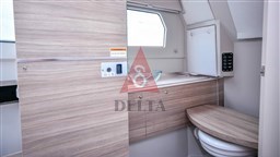 Saxdor 320 GTO bathroom