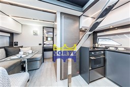 Pershing-5X-lower-deck-dinette