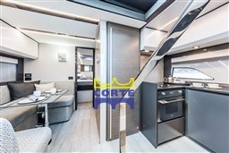 Pershing-5X-lower-deck-dinette