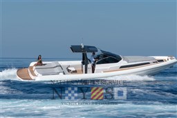 2020 Magazzu MX 13 Gran Coupè cruising on open water, featuring sleek design and luxury.