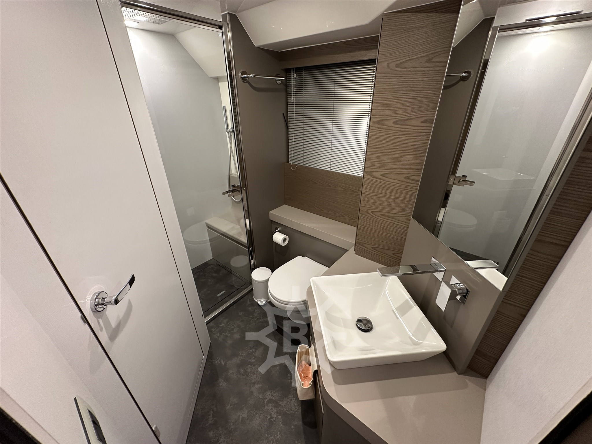 CRANCHI E 52 F - INTERNI BAGNO DI SERVIZIO