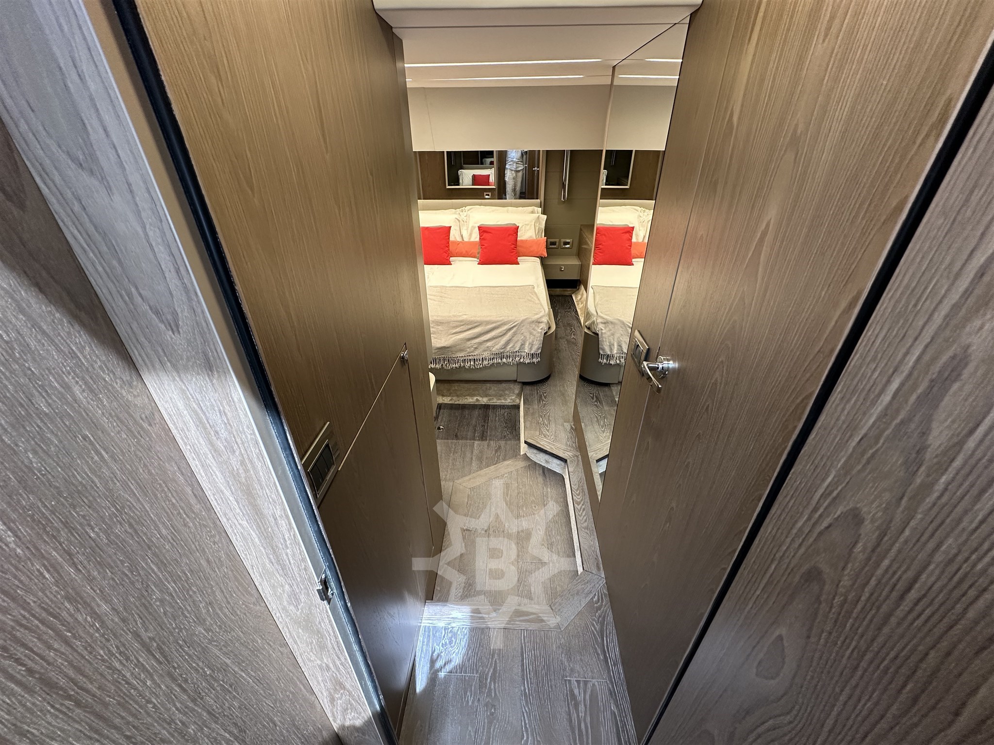 CRANCHI E 52 F - INTERNI CABINA ARMATORE