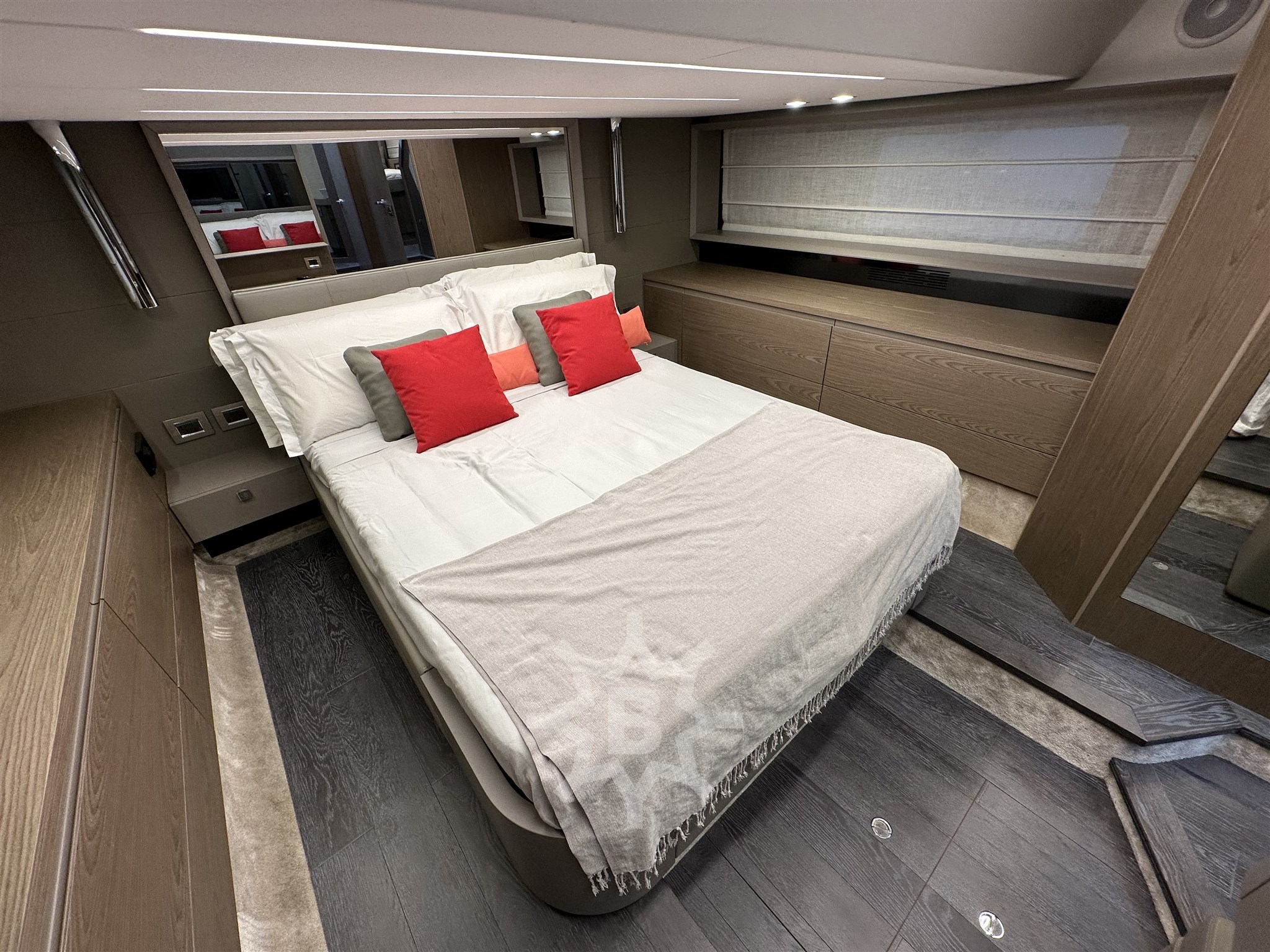 CRANCHI E 52 F - INTERNI CABINA ARMATORE