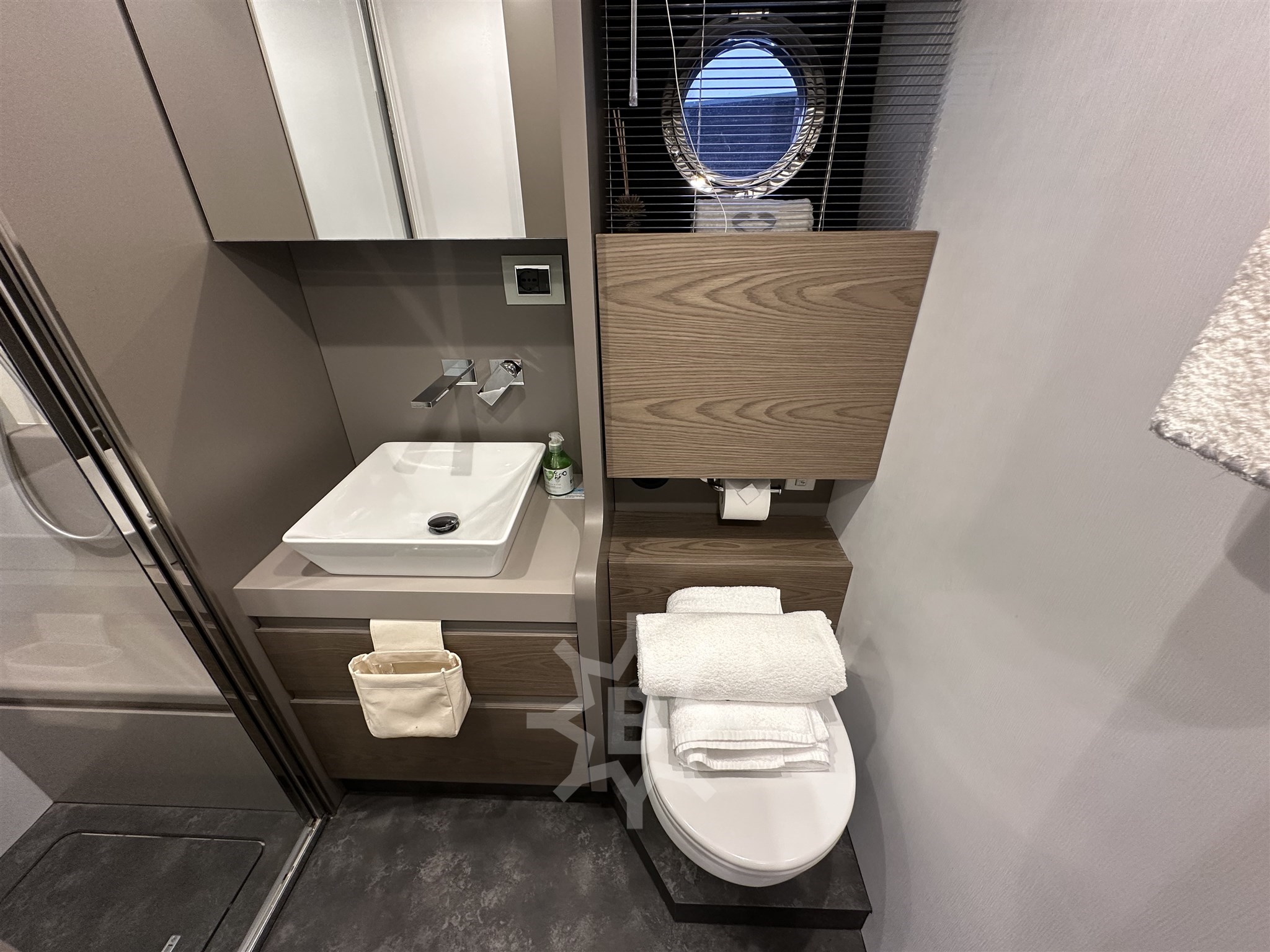 CRANCHI E 52 F - INTERNI BAGNO ARMATORE