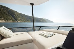 F62 Flybridge 7.jpg