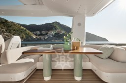 F62 Flybridge 4.jpg