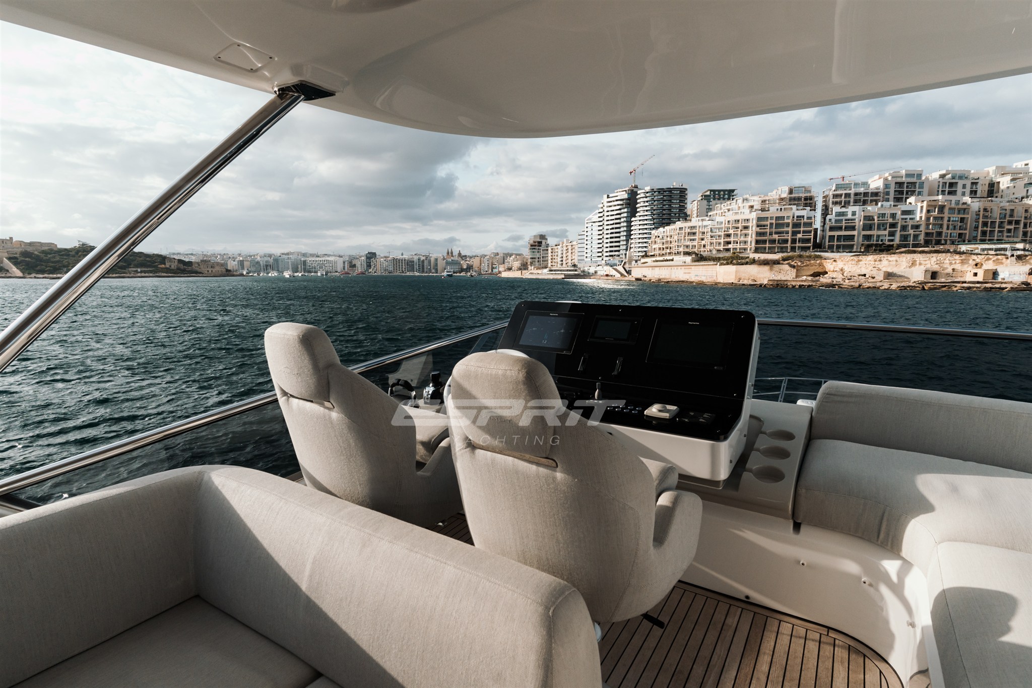 Azimut FLY 60 flybridge pilot station.jpg