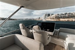 Azimut FLY 60 flybridge pilot station.jpg