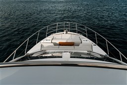 Azimut FLY 60 bow sunbed.jpg