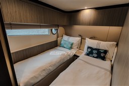 Azimut FLY 60 twin cabin 2.jpg