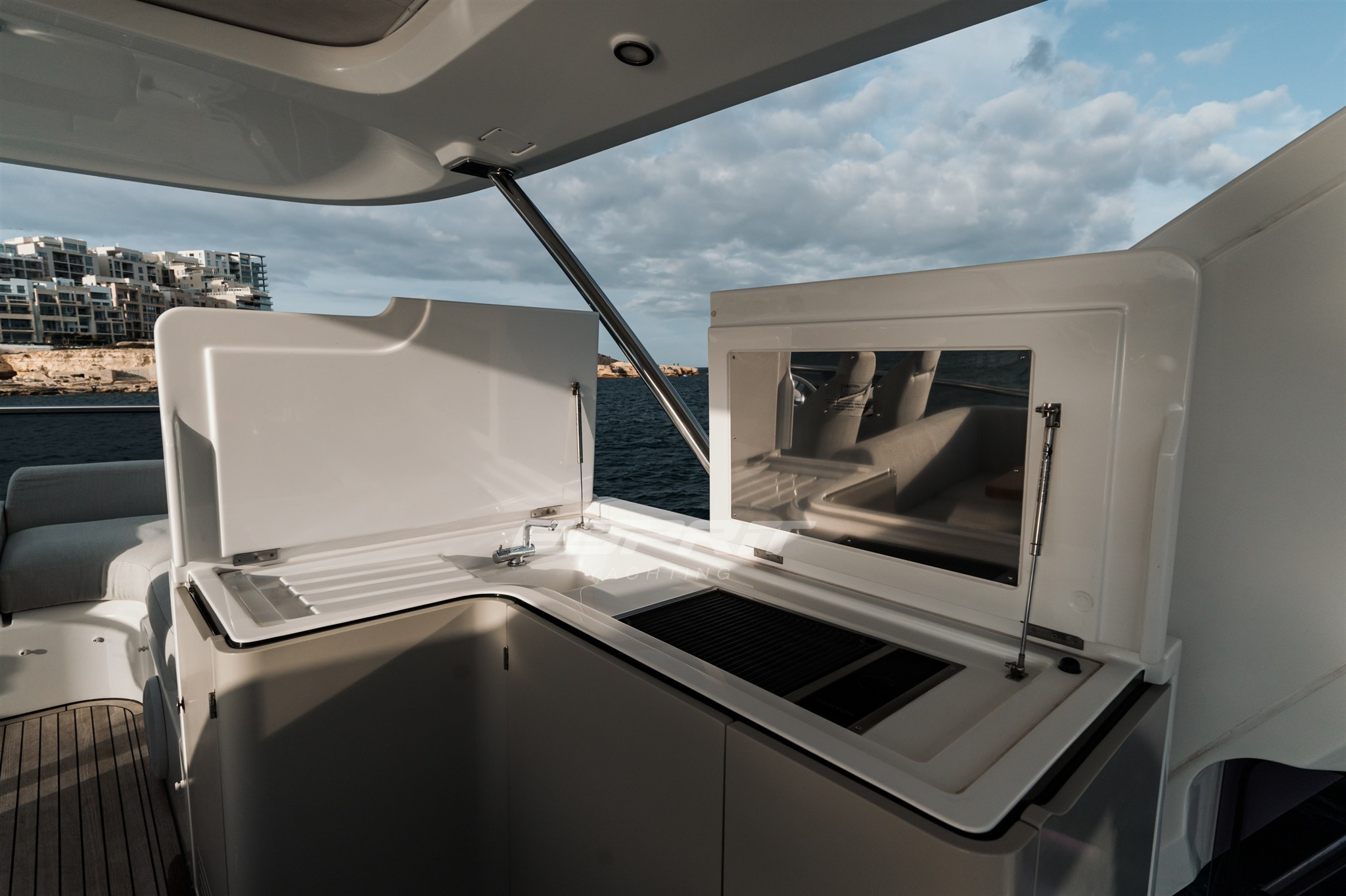 Azimut FLY 60 Flybridge BBQ.jpg