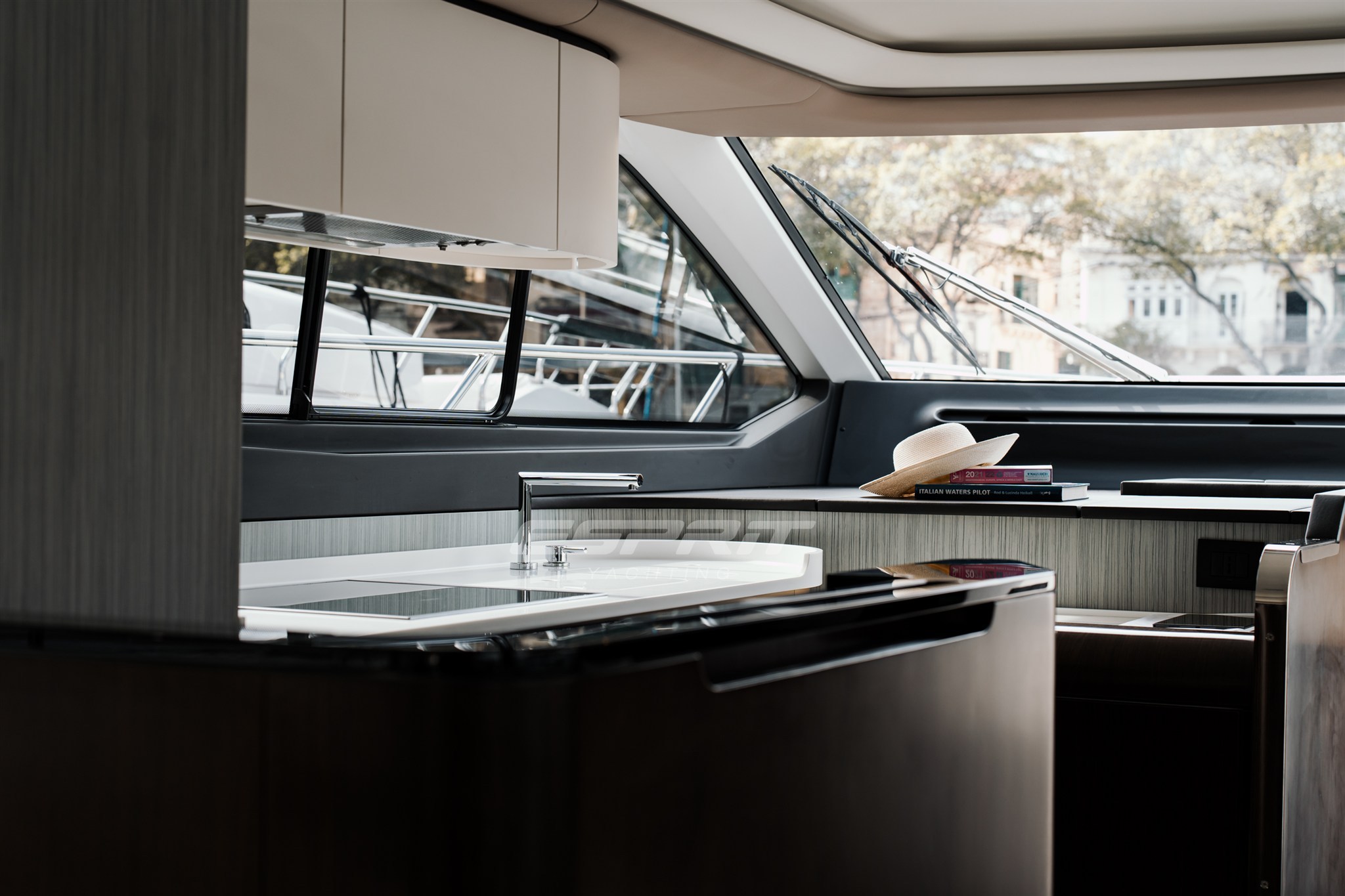 Azimut FLY 60 Galley.jpg
