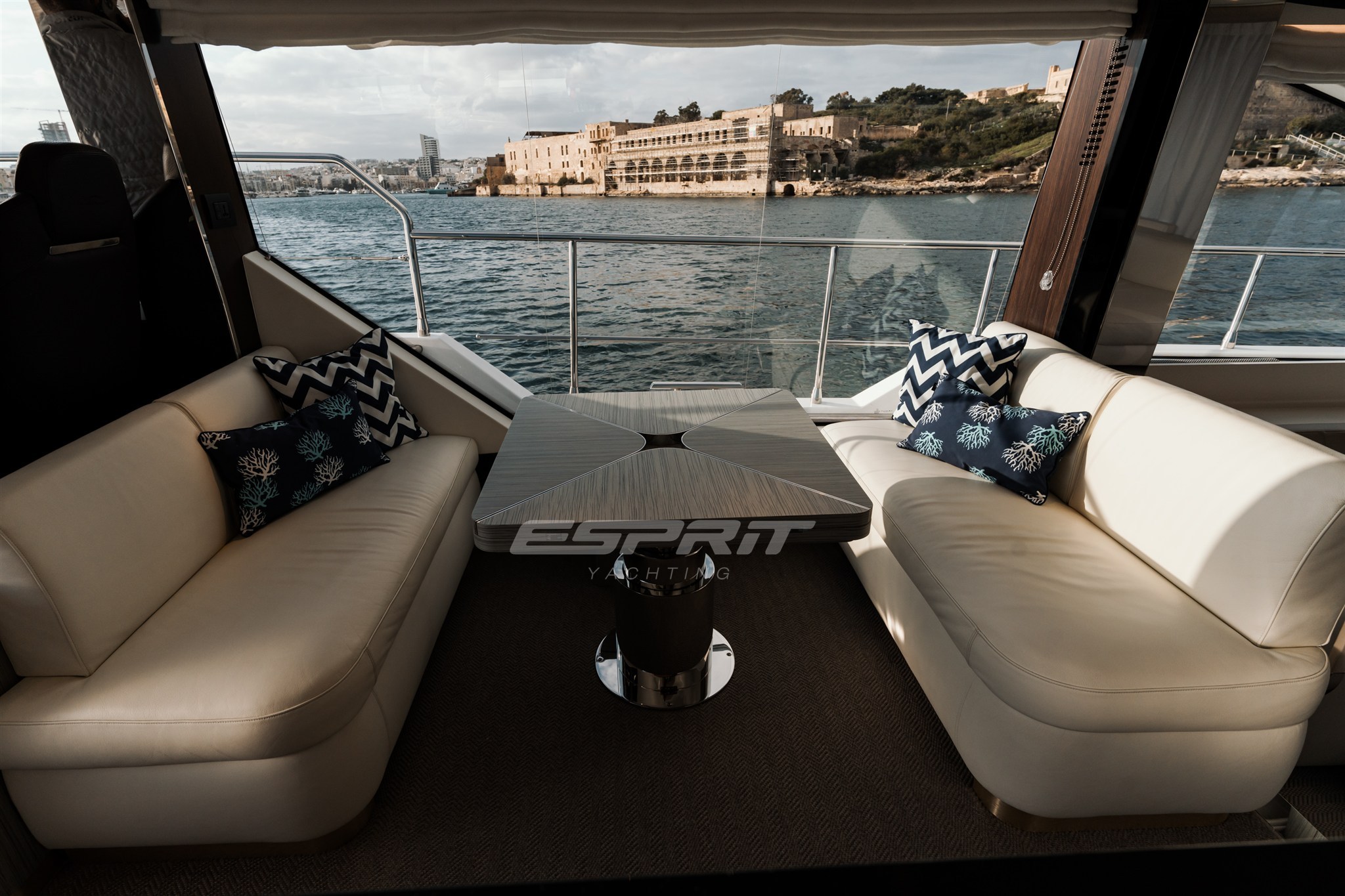 Azimut FLY 60 dinette.jpg