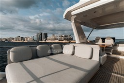 Azimut FLY 60 flybridge sunbed.jpg