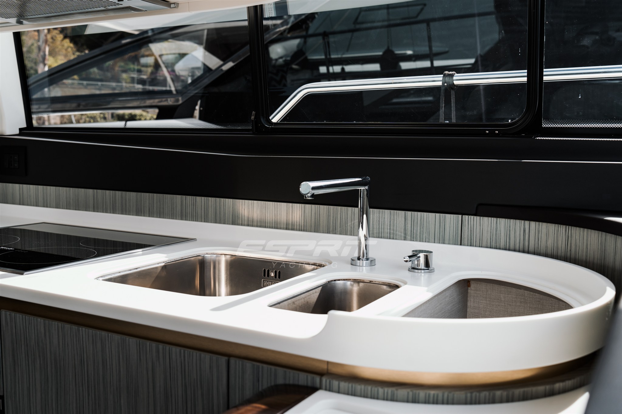 Azimut FLY 60 galley 1.jpg