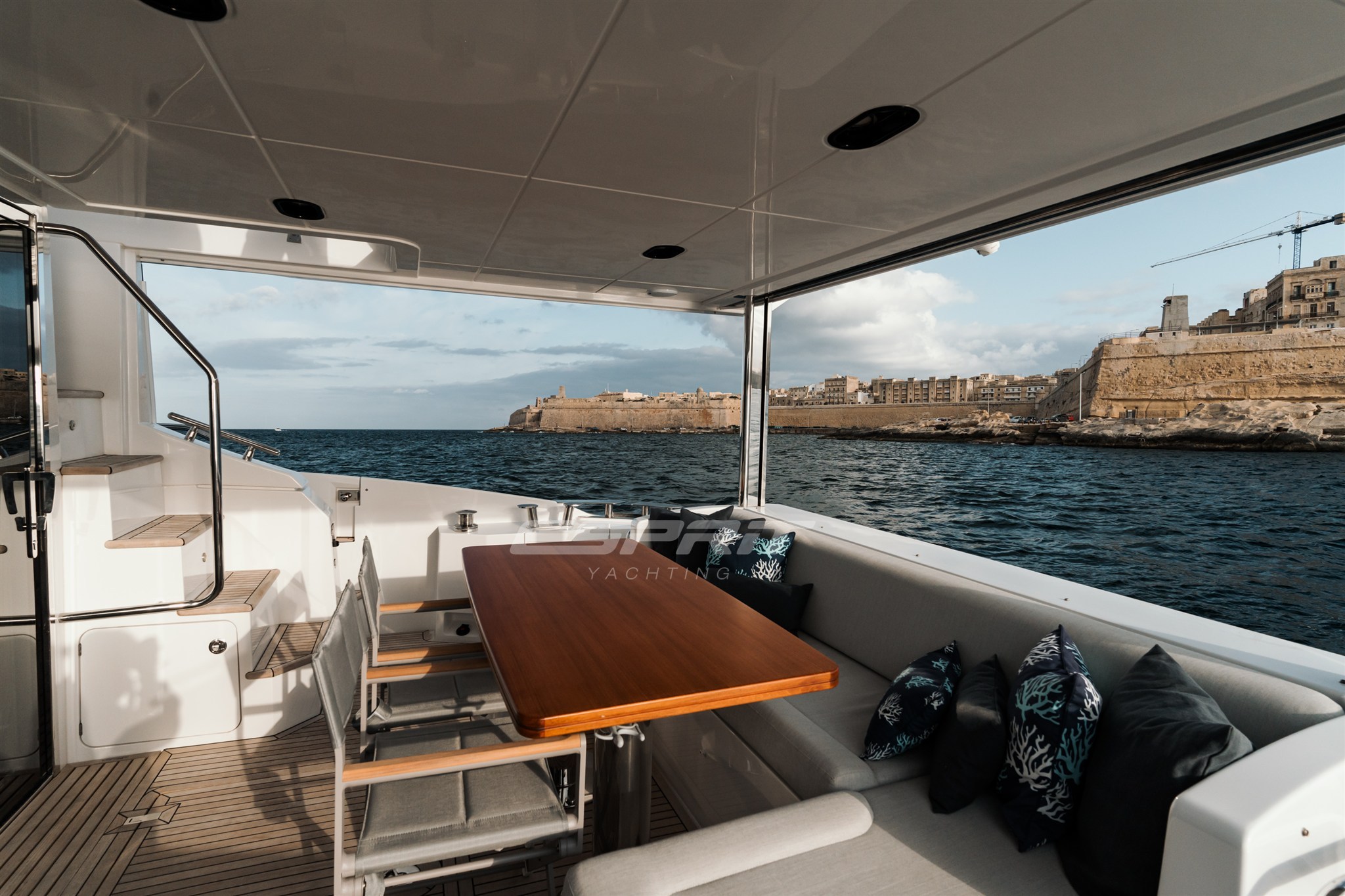 Azimut FLY 60 cockpit 3.jpg