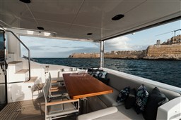 Azimut FLY 60 cockpit 3.jpg