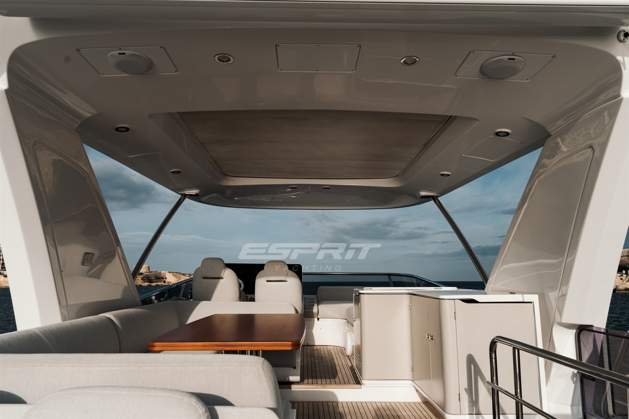 Azimut 60 FLY frybridge 3.jpg