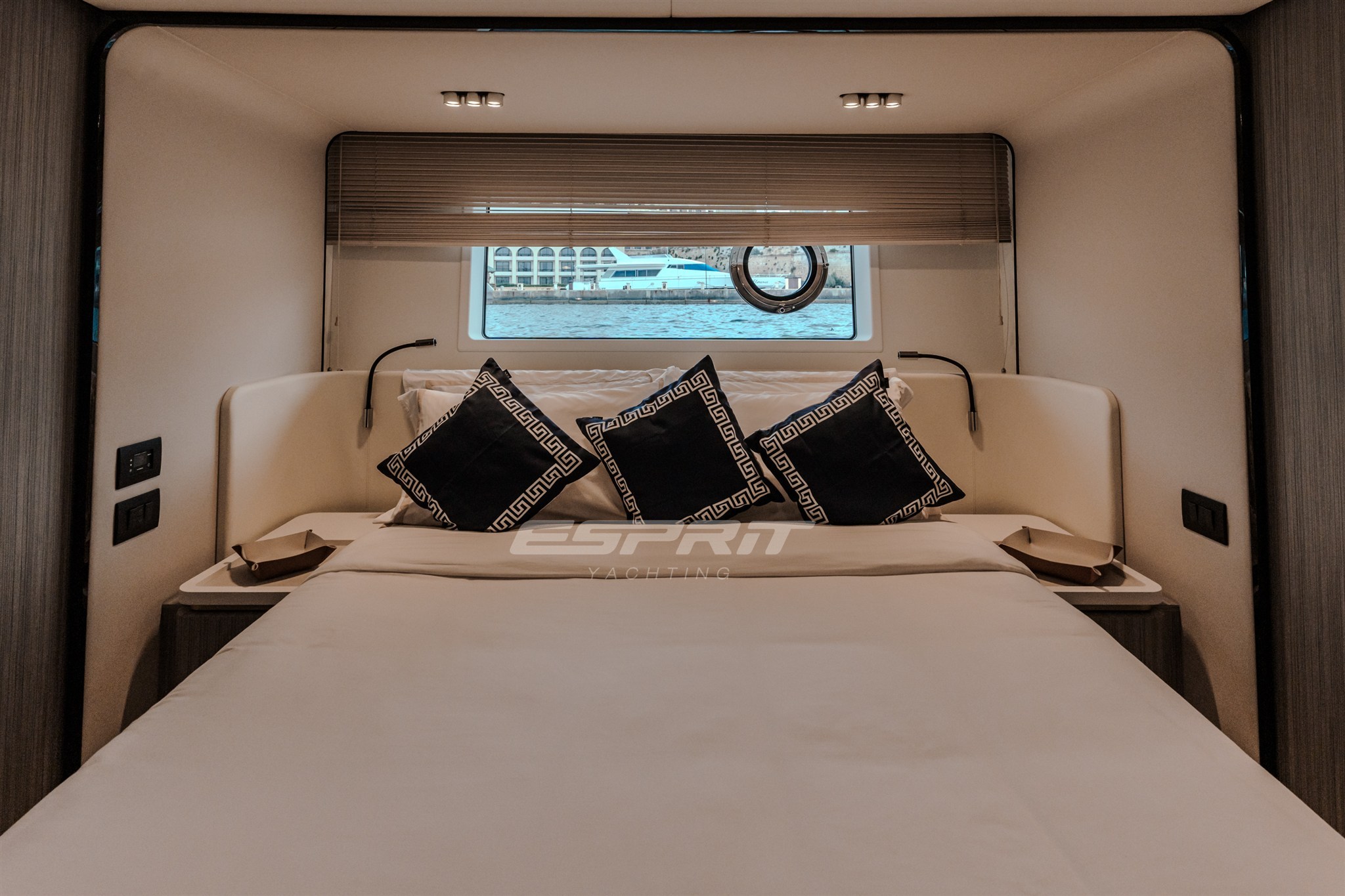 Azimut FLY 60 master cabin.jpg