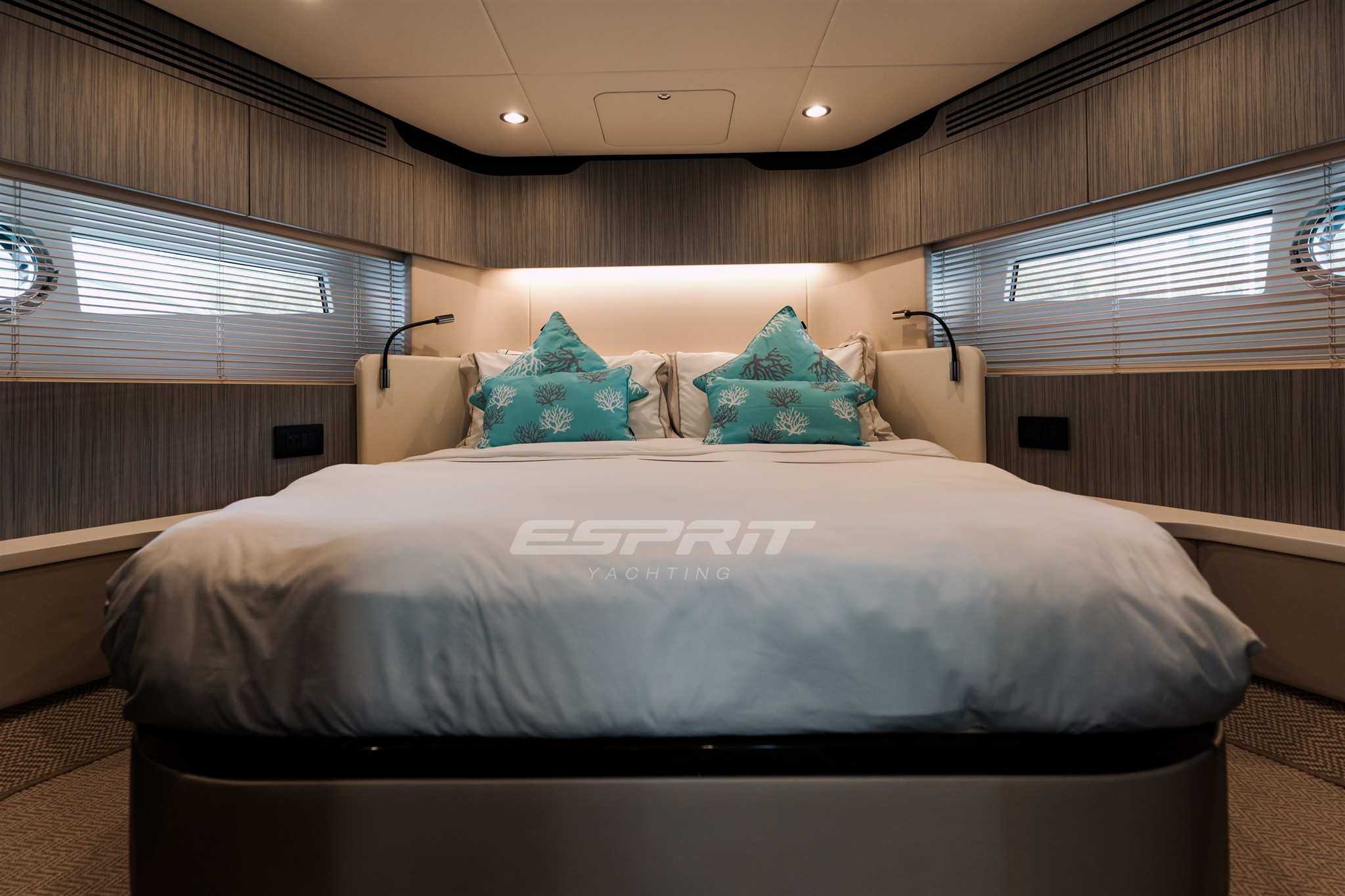 Azimut FLY 60 VIP cabin.jpg